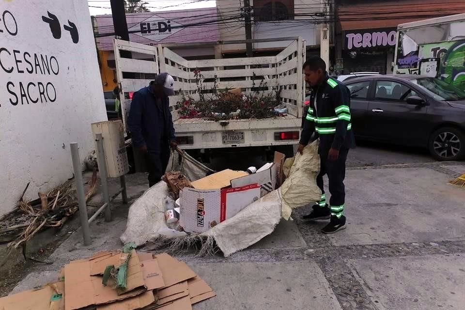 Tras denunciarse el abandono y acumulación de basura en la Plaza del Roble, en el Centro, el Municipio de Monterrey arranca limpieza.