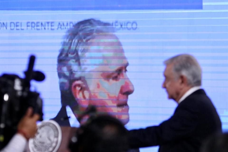 El Presidente en conferencia de prensa.