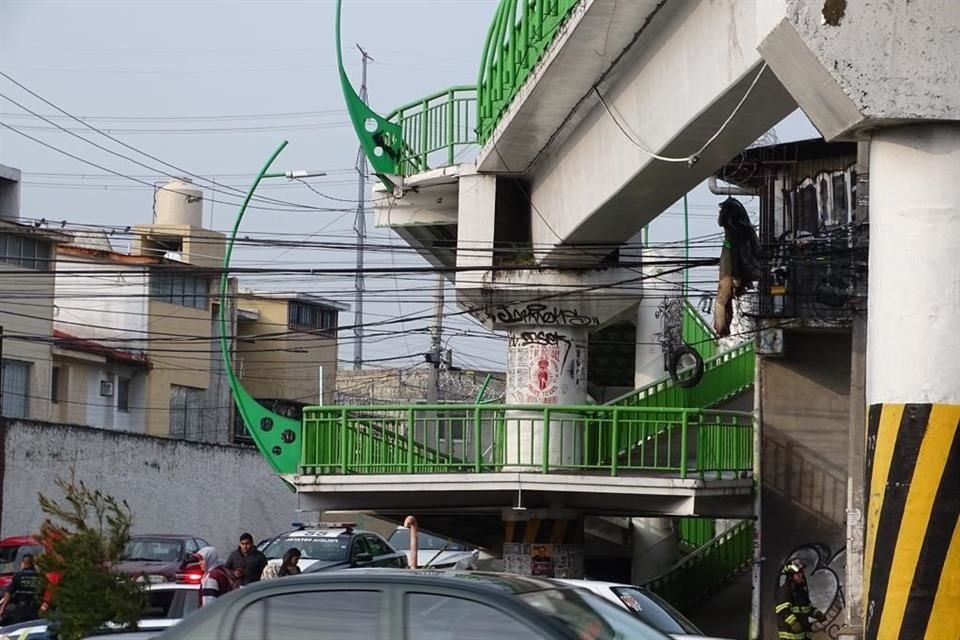 El cadáver fue abandonado en un puente.