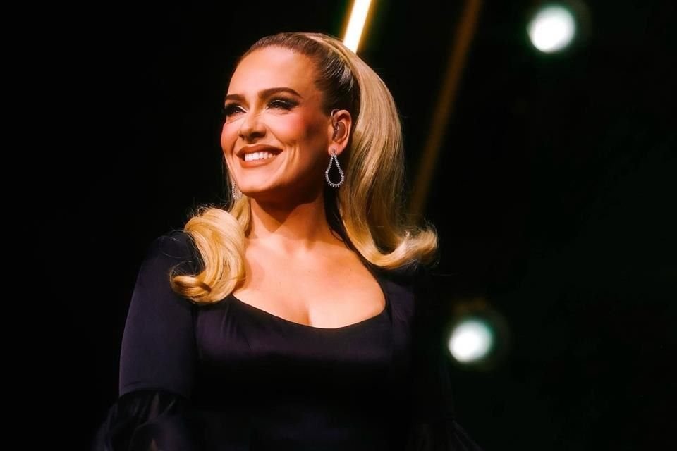 La cantante británica Adele pidió, en uno de sus conciertos en Las Vegas, que dejen de lanzar objetos a los artistas en el escenario.