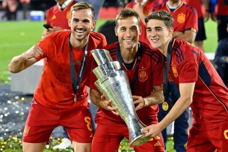 Sergio Canales (centro) es seleccionado español y fue campeón de la Nations League 2023 con la Furia Roja.