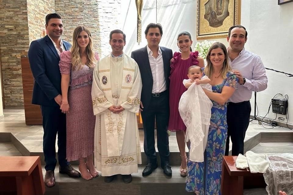 Jorge Canavati, Catalina Álvarez Tostado de Canavati, Padre Noé Lozano, Bernardo Canavati, Alejandra de la Rosa, Berna Álvarez Tostado de Salman con la bautizada y Eduardo Salman
