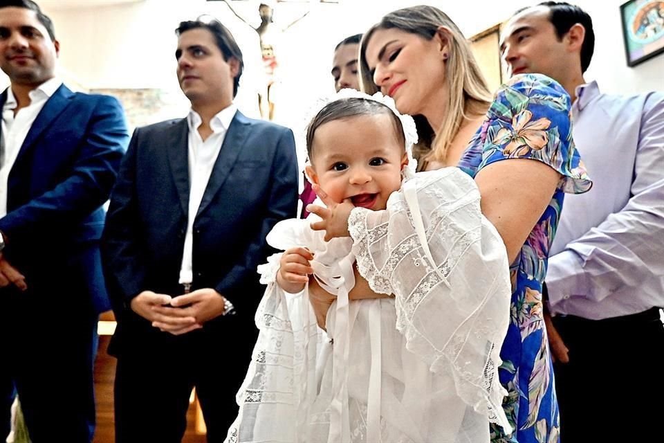 La bautizada con su madrina Berna Álvarez Tostado de Salman