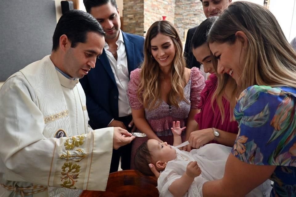 El Padre Noé Lozano derramó las aguas bautismales durante la ceremonia realiazada en Misión Parroquial de la Sagrada Familia.