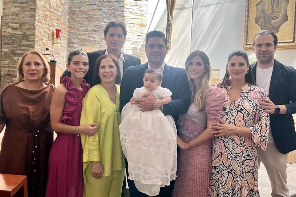 La bautizada con algunos familiares.