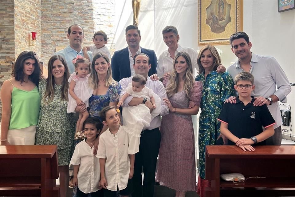 Ana Caty con sus papás, abuelitos, tíos y primos.