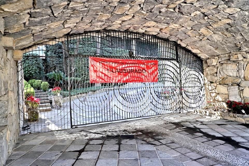 Parte de una propiedad que cuenta con una sala para conciertos en la calle Versalles 188, en Valle de San Ángel. Sigue clausurado.