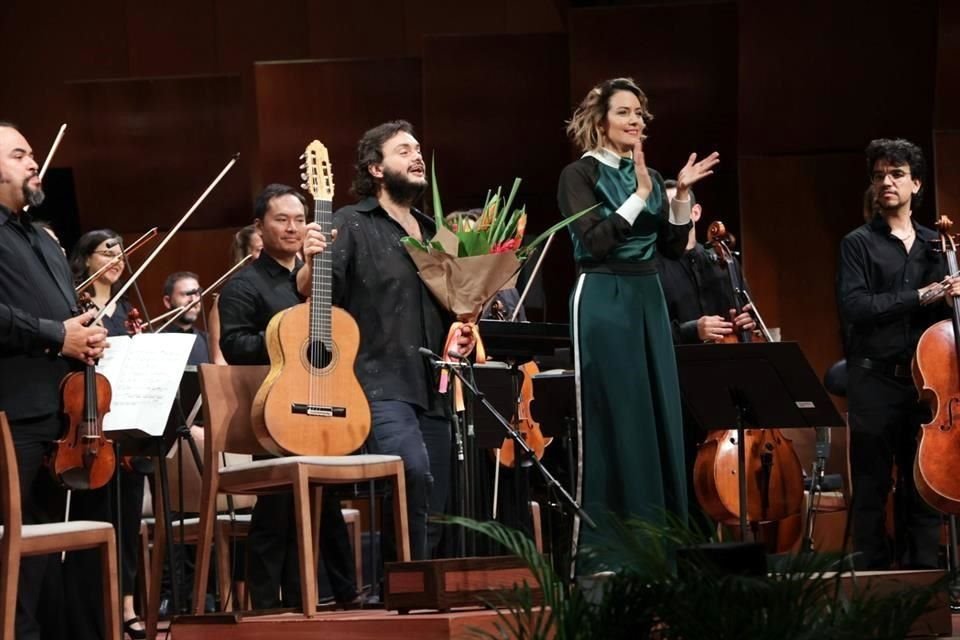 El guitarrista Yamandu Costa cosechó aplausos durante su presentación, bajo la batuta de Alondra de la Parra.