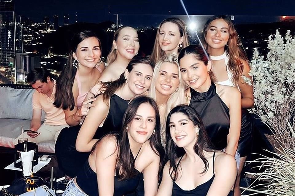 Arriba: Érika Treviño, Ana Ramos, Eva Rodríguez y Daniela Curiel. AL CENTRO: Regina González, Fernanda Escámez y Karla Cano. Abajo: Paulina de la Vega y Ana Luisa Gutiérrez