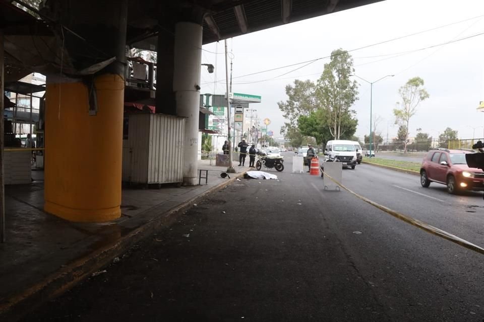 Al llegar a la altura de la estación Nezahualcóyotl de la Línea B del Metro, un motociclista fue embestido por el conductor de un vehículo; derrapó y falleció por los golpes.