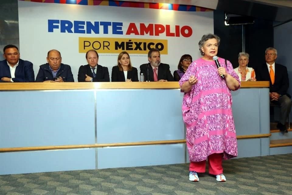 La ex dirigente nacional del PRI y ex Gobernadora durante su registro ante el Comité Organizador.