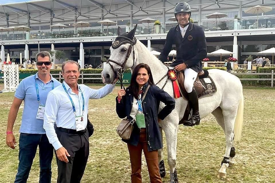 Eugenio Garza Pérez con sus papás, David Garza Santos,  Mónica Pérez Alfaro de Garza, y su entrenador Guga Cairo