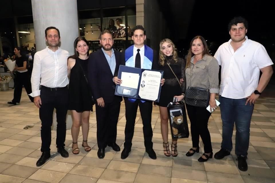 Ernesto Arrieta, Andrea de la Garza, Filiberto de la Garza, David de la Garza, Anayansi Mora, Mirthala Marroquín de De la Garza y Filiberto de la Garza 
