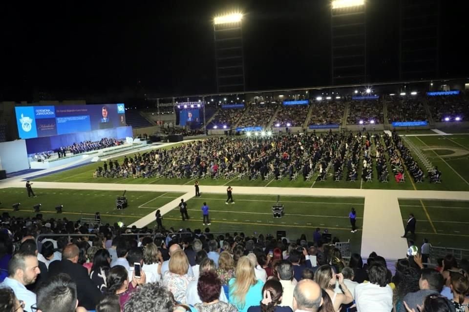 Familiares y amigos acompañaron a los graduados.