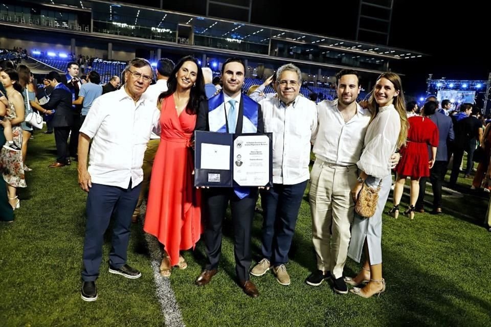 Guillermo González Gámez, Lydia García Segovia, Lydia González de Rumbaut, Andrés Agustín Rumbaut, Andrés Rumbaut, Roberto Rumbaut e Iveth Rodríguez