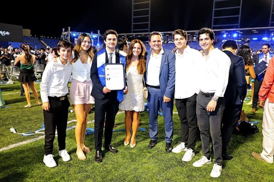Andrés Durán Mayer, Valentina González, Carlos Durán Mayer, Alejandra Mayer, Carlos Durán, Diego Durán y Rodrigo Durán