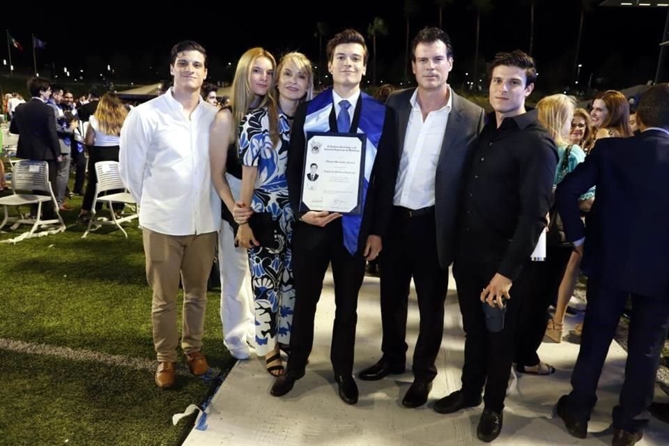 Adrián Hernández, Claudia Hernández, Claudia Zorrilla de Hernández, Manuel Hernández, Manuel Hernández Bravo y Diego Hernández
