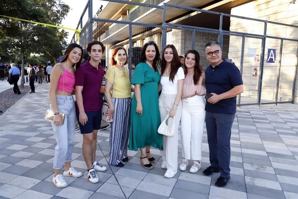 Roberta Elizondo, Santiago Valles, Nora de la Garza, Mayela Elizondo, Valentina Valles, Camila Valles y Sergio Valles