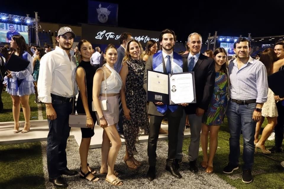 Raúl Salinas, Paulina Padilla, Martha Lucía Salinas, Ivonne Espinosa, Andrés Salinas, Raúl Salinas, Ivonne Salinas y Gabriel Elizondo