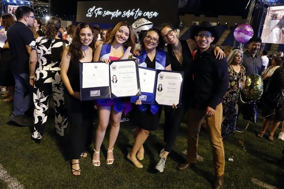 Katia Moreno, Valery Sofía Terezano Flores, Diana Nasshelli Acosta, Lilu Lam y Moisés Leyva