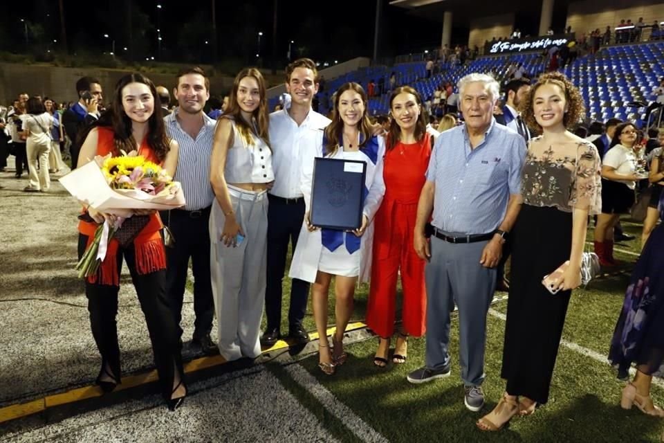 Gabriela Zertuche, Daniel Guajardo, Ana Caty Cantú, José Enrique Rodarte, Paulina Cantú, Blanca de Cantú, Manuel Díaz y Babina Cantú
