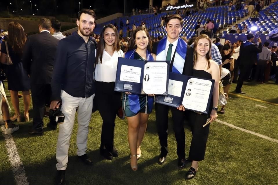 Manuel García, Andrea Díaz, Claudia Quiroz, Mario López y María Fernanda Lozano