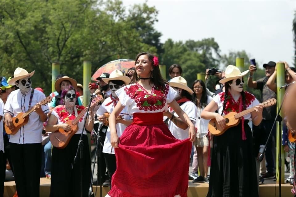 Con música, bailes y vestimenta alusiva a los animales que habitan el zoológico, grupos artístico amenizaron la celebración.