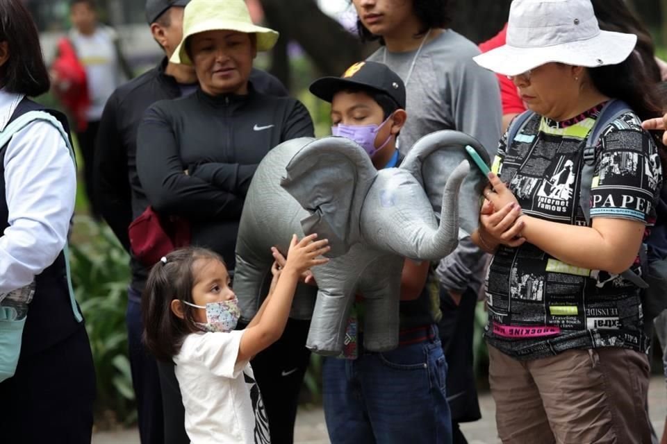 La temática animal contagió a los asistentes, quienes lucían artículos como orejas y cabezas de algunas especies.