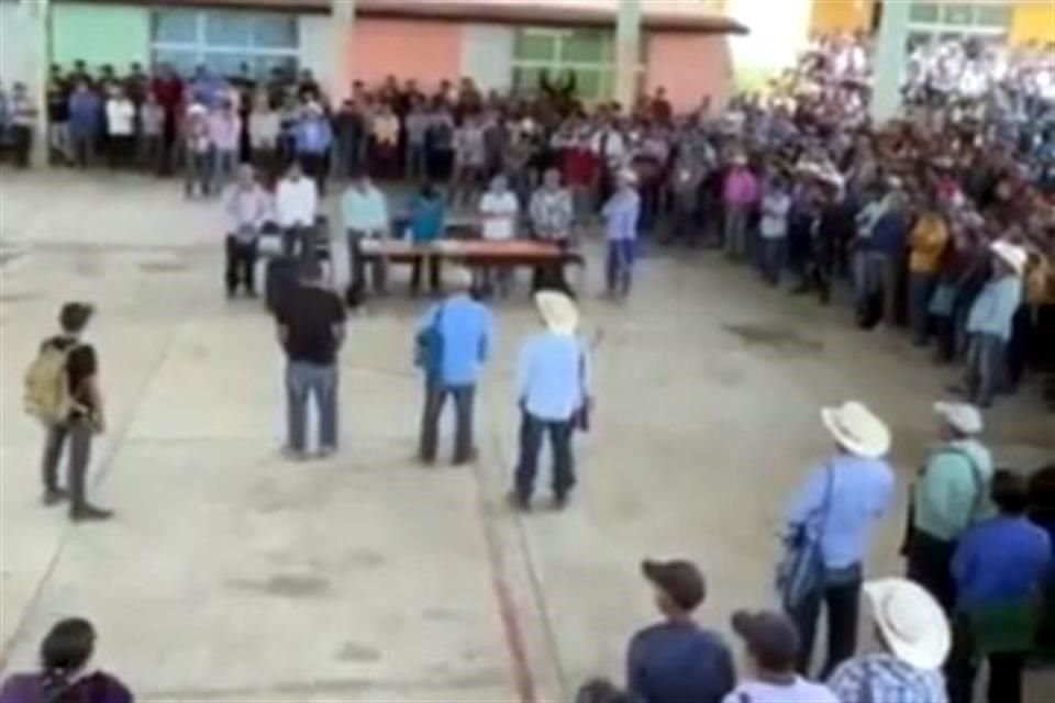 Pobladores del municipio de Pantelhó, Chiapas, durante la asamblea para exigir al Gobierno estatal la detención de 'Los Herreras'.