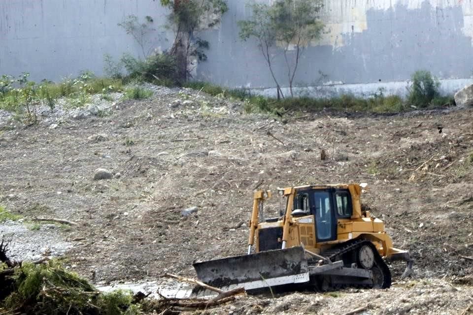 La maquinaria operó hasta las 18:00 horas y fue supervisada por personal de la Comisión Nacional del Agua.