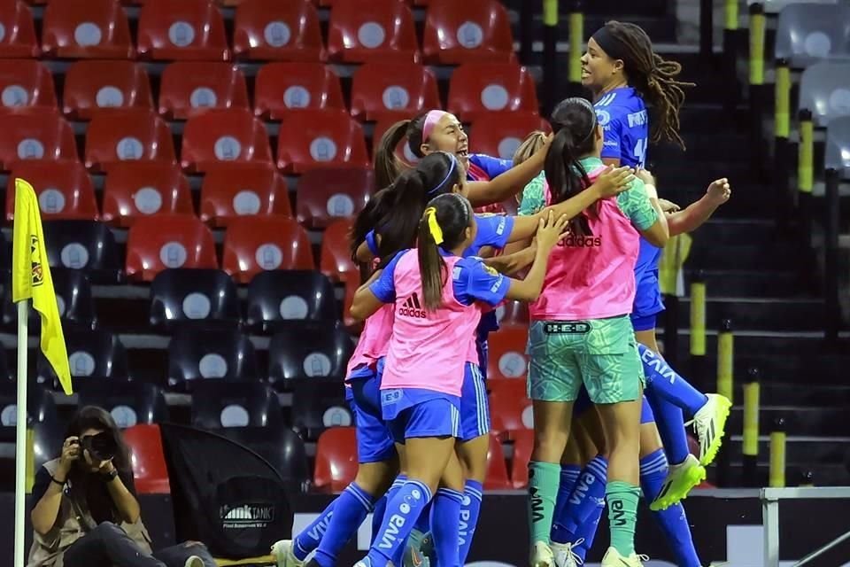 Mía Fishel marcó los dos goles de Tigres Femenil.