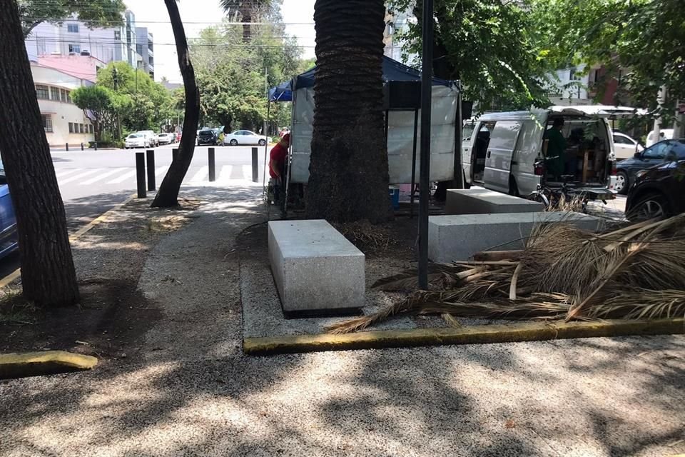 Vecinos acusaron que las bancas colocadas en los extremos del camellón son utilizadas por comerciantes.