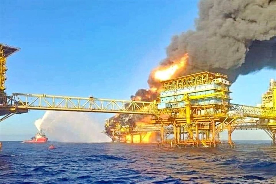 Vista del incendio en la plataforma Nohoch-A del activo de producción marina Cantarell de Pemex.