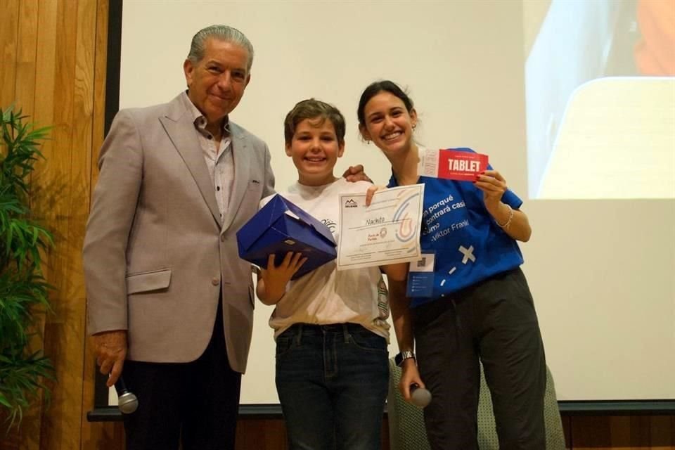 Ignacio Ostos Aponte recibe el vale por la tablet de manos de Javier Prieto, presidente de Selider, y de la conductora del evento.