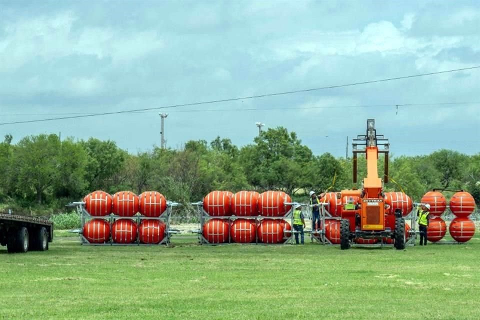 Un empresario demandó el plan del Gobernador de Texas de construir un muro flotante en el Río Bravo, un día después del inicio de la instalación.