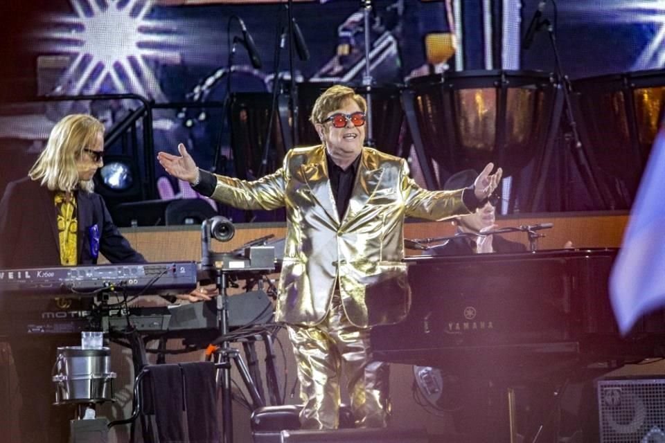 Fans de todo el mundo asistieron en Suecia al último concierto oficial de Elton John y su gira de despedida que inició hace cinco años.