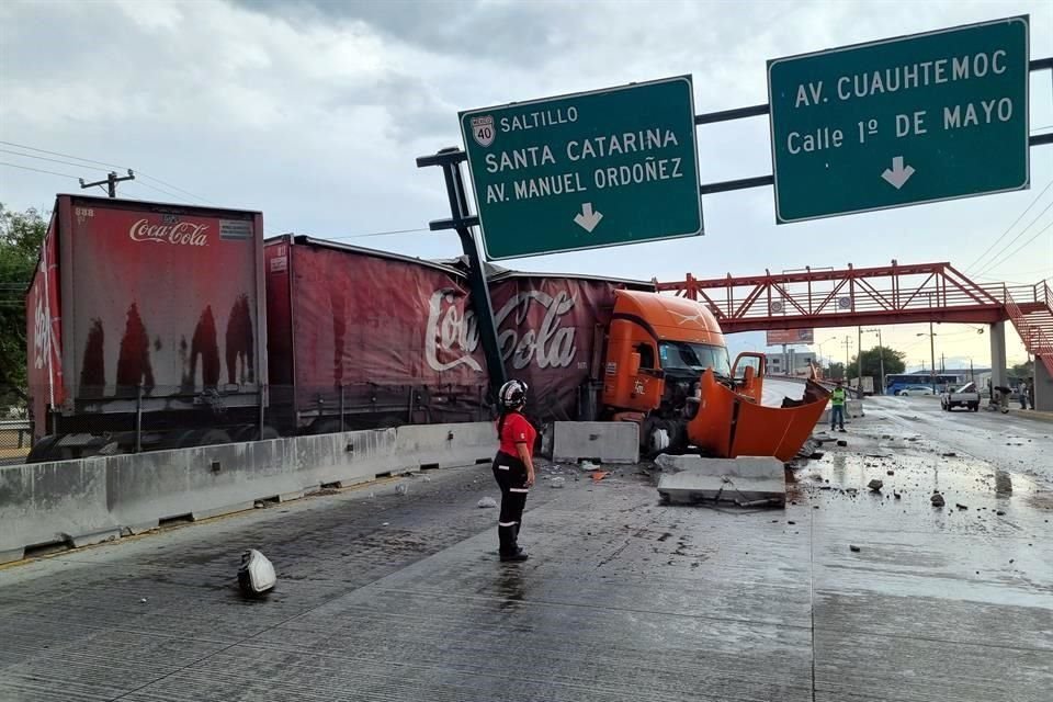 Tras derrapar por el pavimento mojado por lluvia, un trailer causó el cierre del Bulevar Díaz Ordaz, en San Pedro.