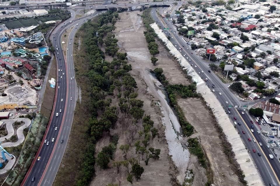 Los trabajos de desmonte continuaron ayer en el tramo comprendido entre Puente Guadalupe y Fundidora.