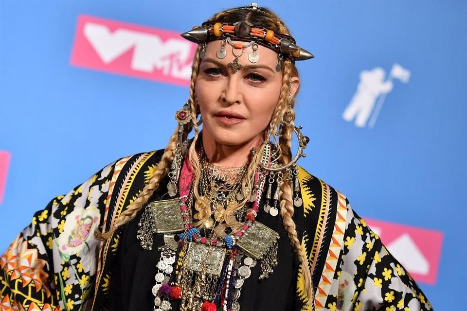 Madonna fue captada caminando en compañía de un vecino en Nueva York a menos de dos semanas de su hospitalización.