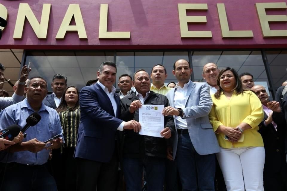 Los presidentes nacionales de PAN, PRI y PRD acudieron a la sede del INE a registrar el Frente Amplio por México.