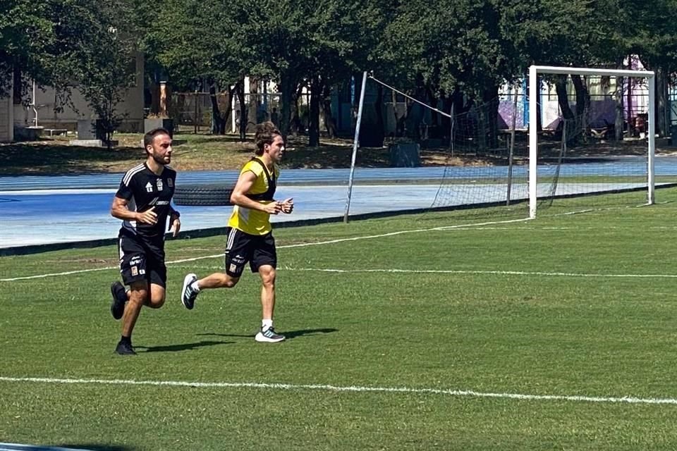 Sebastián Córdova realizó un trote ligero al rededor de la cancha del Cedeco.