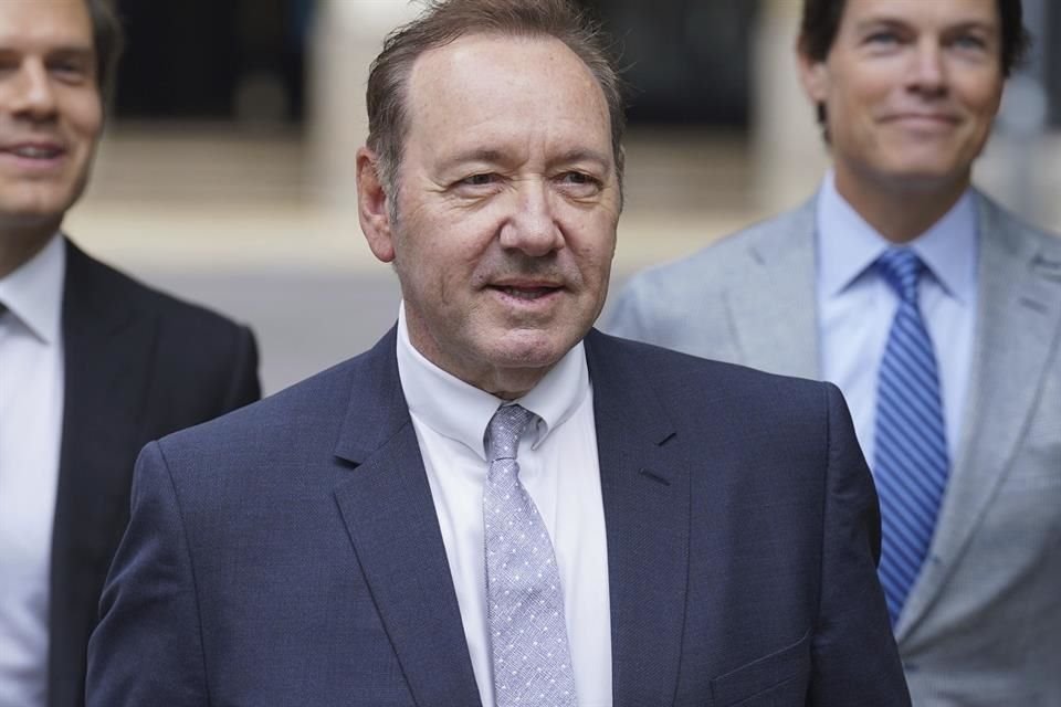 Un denunciante de Kevin Spacey relató en el juicio cómo presuntamente el actor abusó de él mientras estaba dormido.