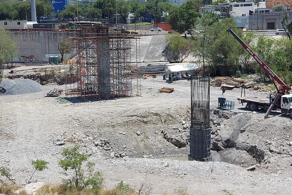 Mientras las autoridades realizan un desmonte en el Río Santa Catarina, en el cauce hay obras, como la gaza entre Antonio L. Rodríguez y Gonzalitos.