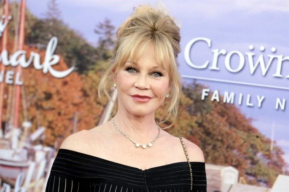 Melanie Griffith borró completamente el tatuaje que tenía en honor a su ex, Antonio Banderas; en su lugar presume el nombre de sus hijos.