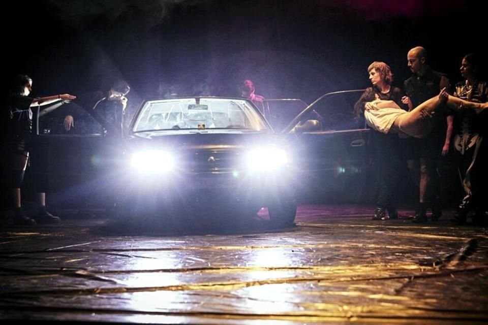 Escena de 'La novia y buenas noches, Cenicienta', performance de Carolina Bianchi. Detalle de la promoción de su puesta.