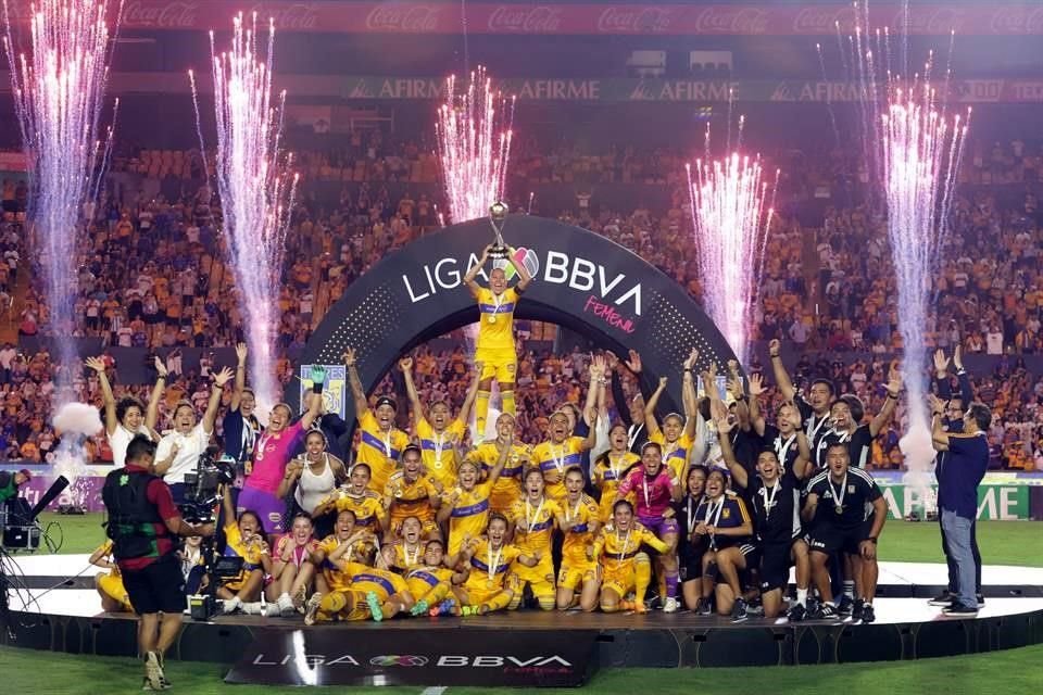 Tigres Femenil levantó su segundo título de Campeón de Campeones de la Liga MX Femenil.