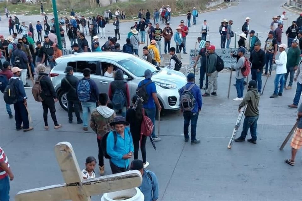 Pobladores bloquean nuevamente la Autopista del Sol en Chilpancingo.