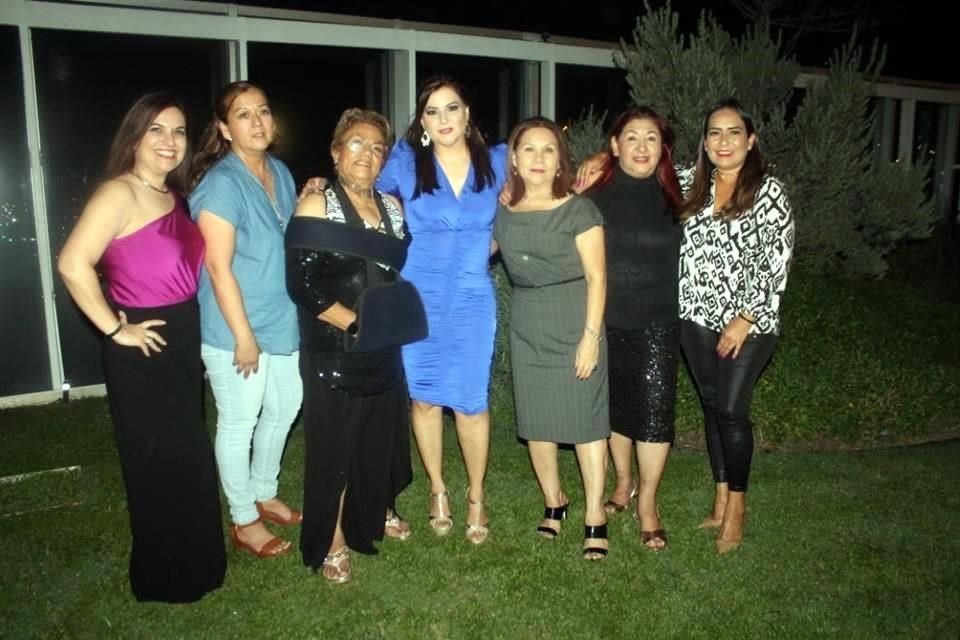 La cumpleañera con un grupo de amigas