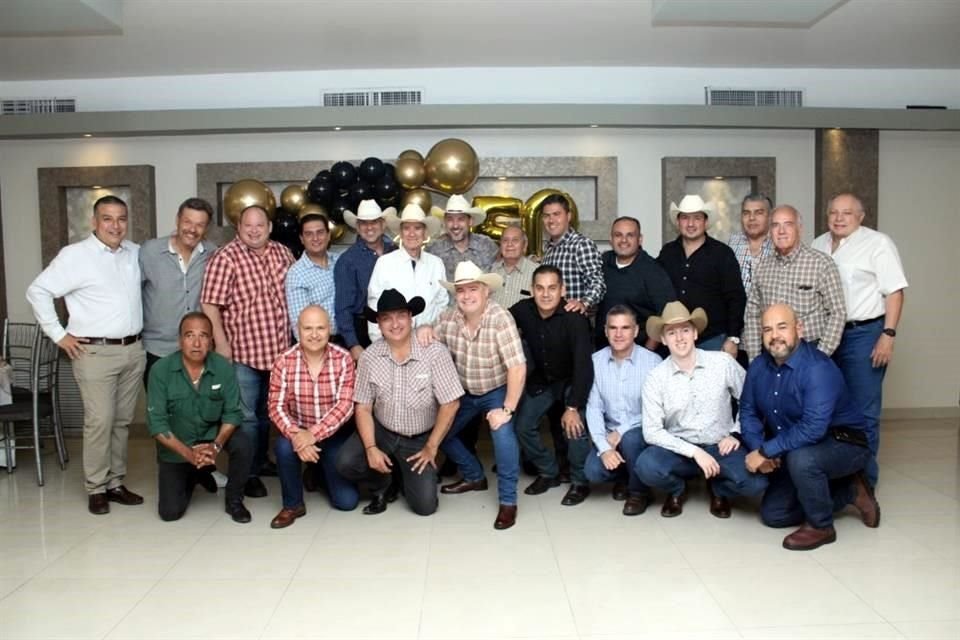 Eugenio Solís celebra sus 50 años de vida acompañado de amigos y familiares.