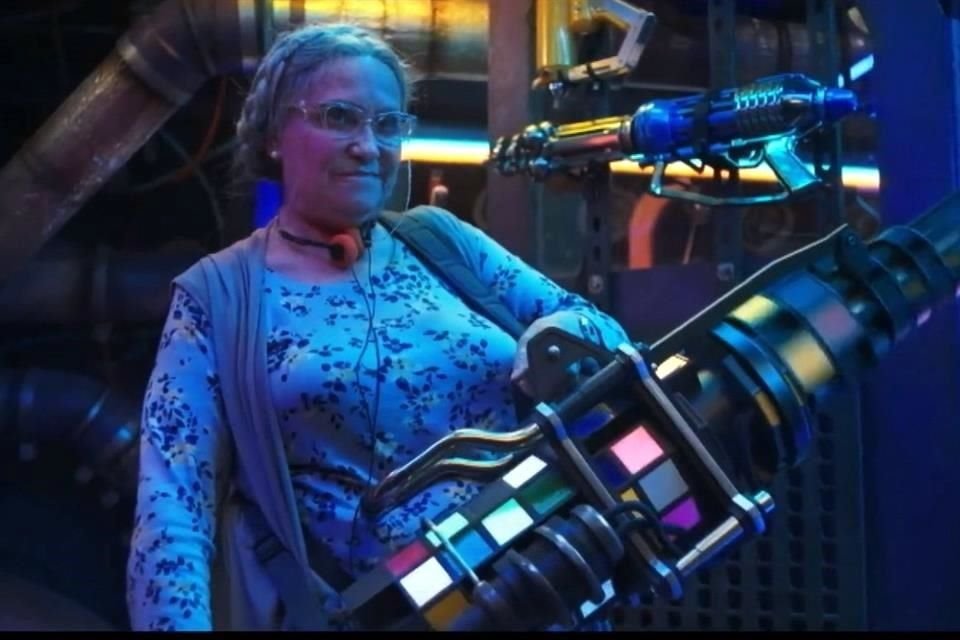 La mexicana Adriana Barraza, nominada al Óscar, se vuelve una abuelita que patea traseros en el nuevo tráiler de 'Blue Beetle'.